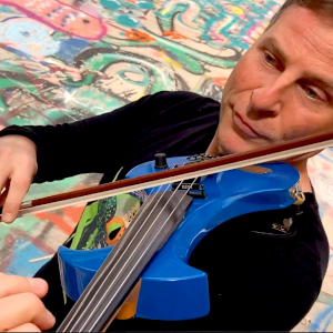 Le violoniste François Beaugard au violon électrique bleu.