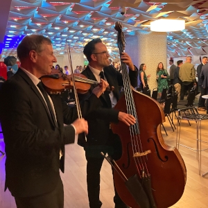 Duo musical violon et contrebasse lors d'un remise de prix à Montréal.