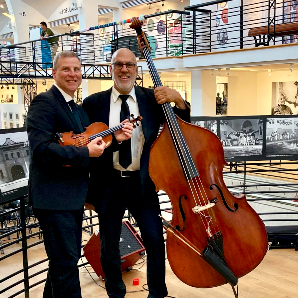 Violon et contrebasse de l'ensemble Jeux de cordes jouant dans un musée pour un vernissage à Montréal.