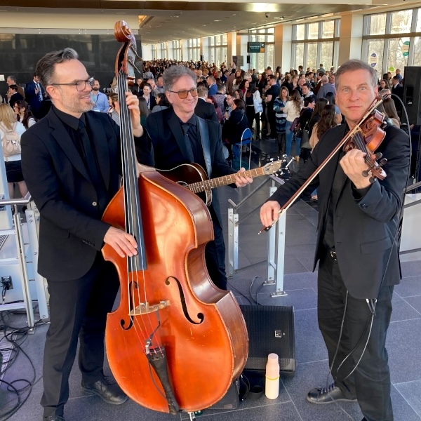 Trio de musiciens de Montréal (violon, contrebasse et guitare) lors d'un événement d'entreprise à Québec.