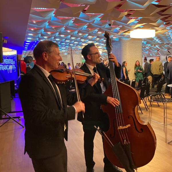Duo musical violon et contrebasse lors d'une remise de prix à Montréal.