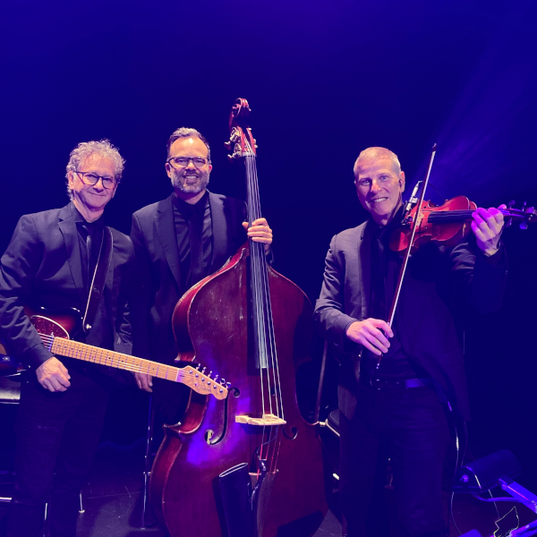 Trio de musiciens de Montréal (violon, contrebasse et guitare) lors d'un événement au Casino de Montréal.