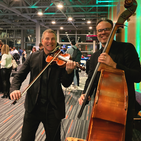 Violon et contrebasse de l'ensemble Jeux de cordes jouant au Palais des congrès de Montréal.